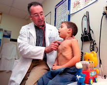 pediatra atendiendo a su paciente