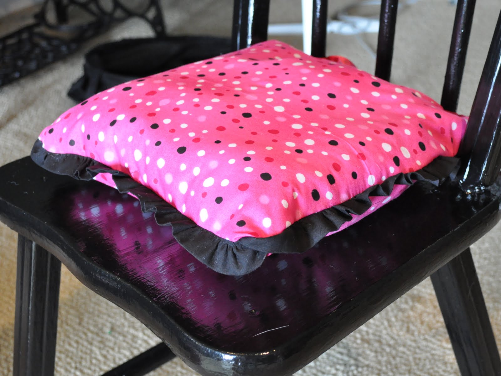 Twin Inspiration Simple Ruffle Chair Cushion Tutorial