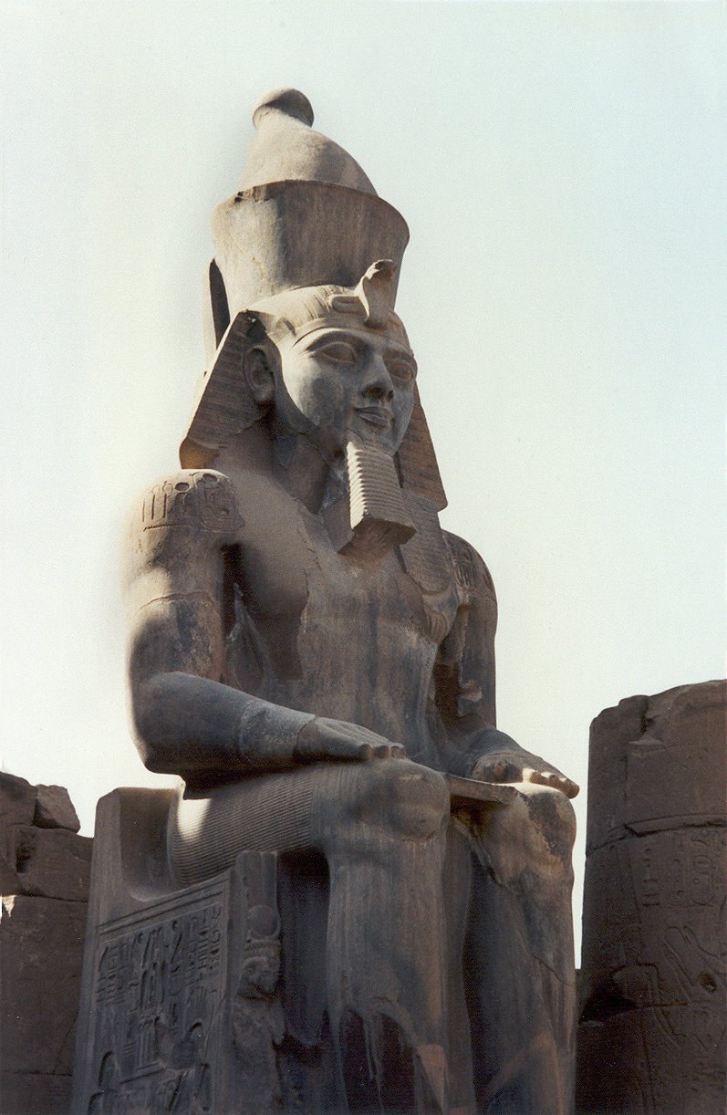 [Ramsés+II+Luxor+r.jpg]
