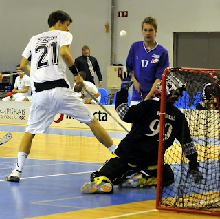 ZVAIGŽŅU SPĒLE. Ziemeļu vējš (#17) švilpo pie vārtiem