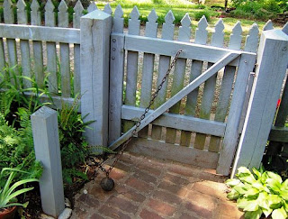 It must exist! How do I keep a small wooden gate closed without a latch