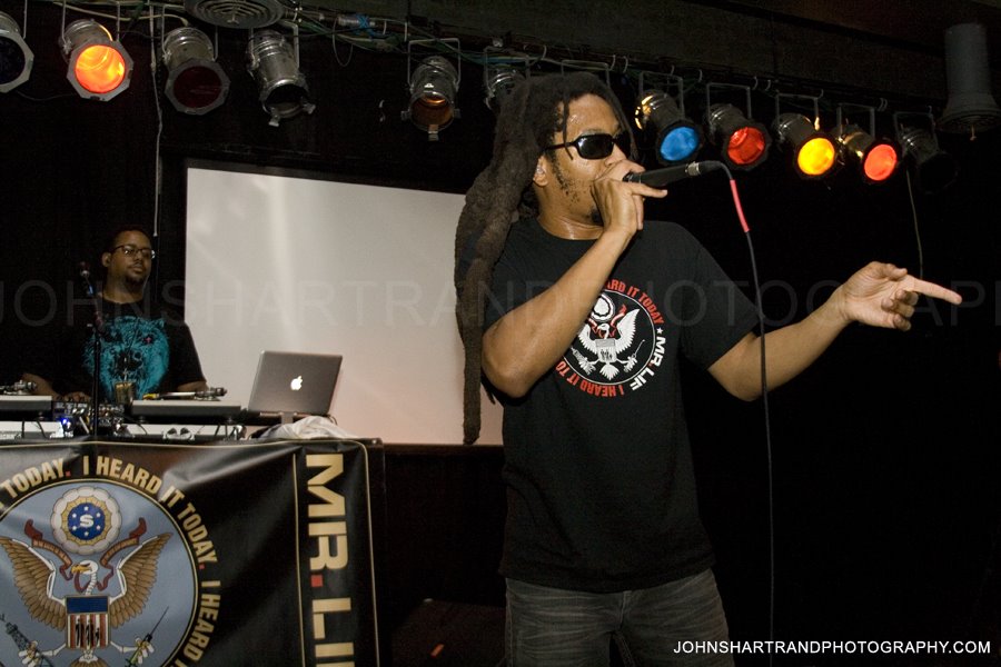 IMAGE: http://3.bp.blogspot.com/_sR5ZX0h2his/SiqZ1h04rWI/AAAAAAAAASA/JaVGtyJ_jb8/s1600/LIF4.jpg