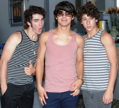 Los Jonas Brothers hacen Streap Tease despues de concierto en NY Jonas-brothers-san-diego+%283%29