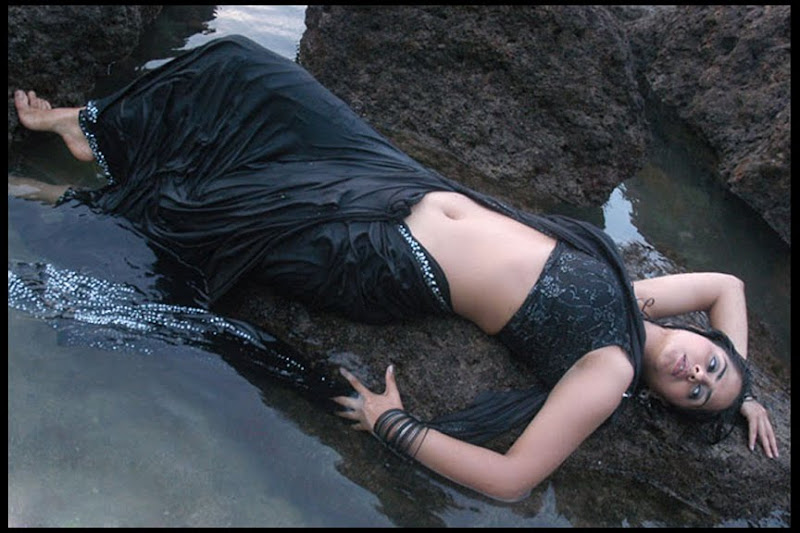 farzana deep hot spicy navel exposing in black saree