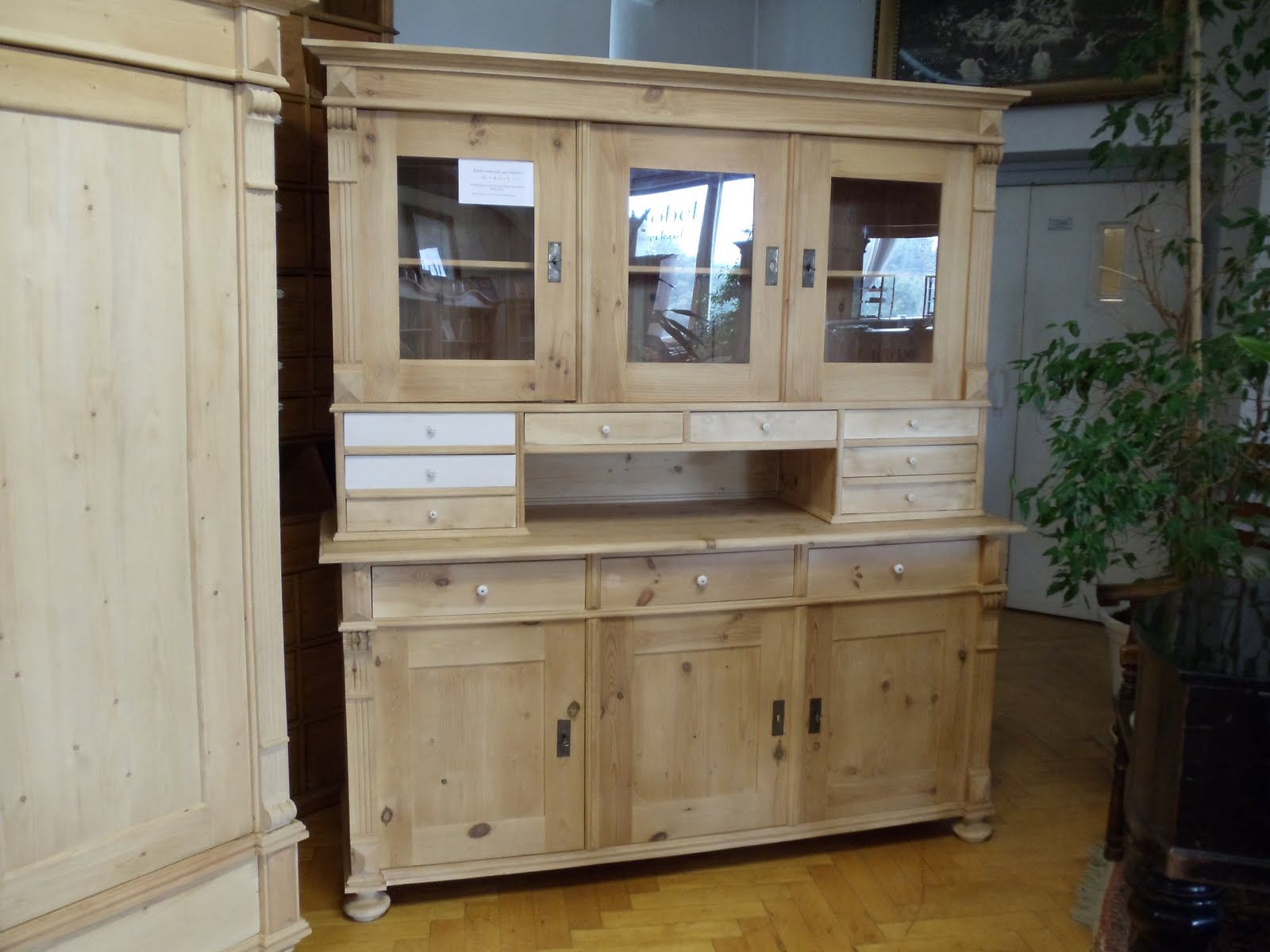 Antike Möbel: Schöner Küchenschrank