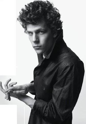 http://3.bp.blogspot.com/_sbvACUgfOhA/TUHccL1ttzI/AAAAAAAABAQ/OyHn-WPL054/s400/jesse-eisenberg-vman14_jpgs60-500x610.jpg