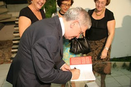 Professor Itapuan Bôtto em noite de autografos