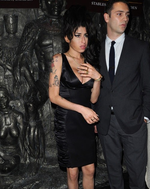 estrellas y musica Amy Winehouse y su novio Reg Traviss en el launch