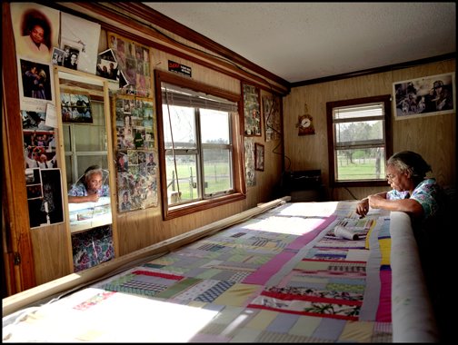 [Mary+Lee+Bendolph+quilting.jpg]