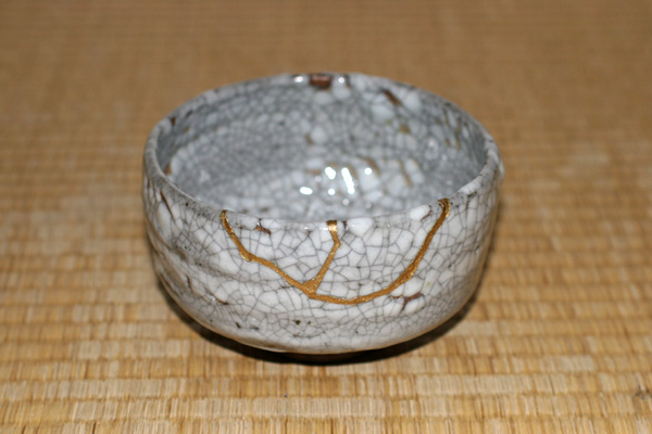 [tea+bowl+with+golden+repair.jpg]