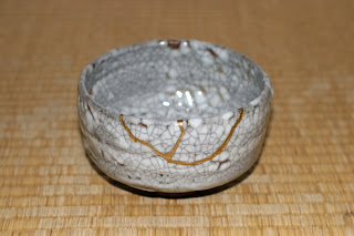 Less is More 7 tea+bowl+with+golden+repair