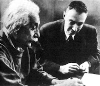 Albert Einstein ja Robert Oppenheimer