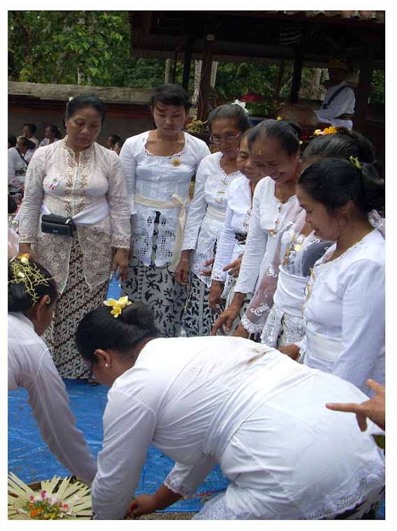 Pewintenan Bersama Di Pura Medain Narmada