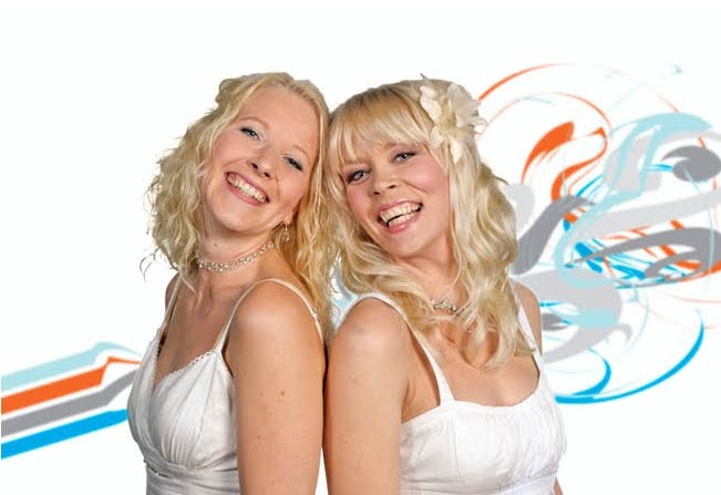Две блондинки демонстрируют свои глубокие таланты