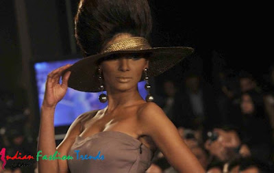 picture of Karachi Fashion Week 2010 Models with hat