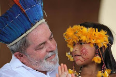 Presidente Lula com pequena índia durante visita à reserva Raposa Serra do Sol, em Roraima.