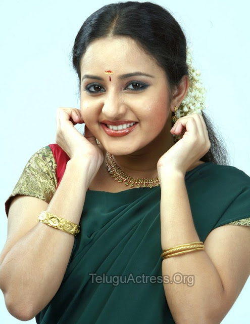 bhama hot navel show