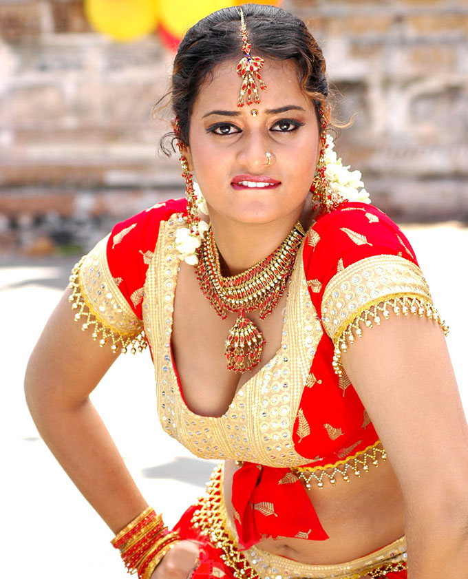 South indian masala actress Suja exposing clevage and navel pics 