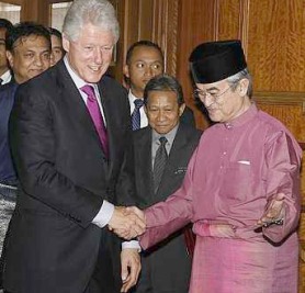 [Former+United+States+President+Bill+Clinton+met+with+Prime+Minister+Datuk+Seri+Abdullah+Ahmad+Badawi+at+Bangunan+Perdana+Putra+here+on+Friday.jpg]