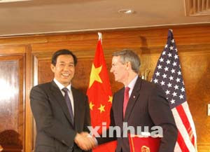 Chinese Minister of Commerce Bo Xilai (L) shakes hands with US Trade Representative Rob Portman in London, capital of Britain, Nov. 8, 2005, after signing a memorandum of understanding on trade in textile and apparel.