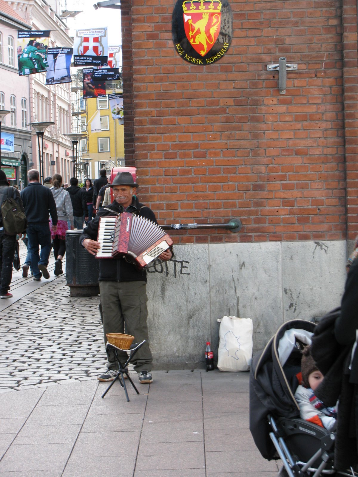 [Aarhus,+Monday+11th+May+013.JPG]