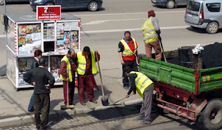 muncitori care asfalteaza in Iasi