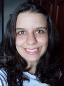 Cinthya sorrindo com o seu gloss da Racco novo que ela ganhou da Fofys