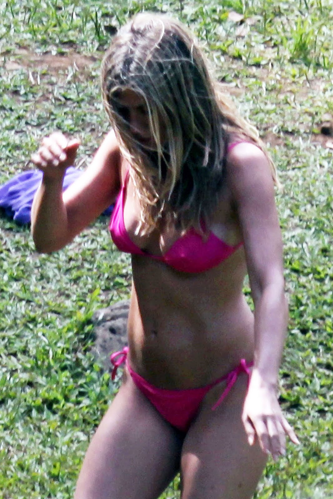 http://3.bp.blogspot.com/_tX-oD9Fr7iw/S_0qjmLVlgI/AAAAAAAAB-g/DcNZ28Cc0hM/s1600/jennifer-aniston-pink-bikini-08.jpg