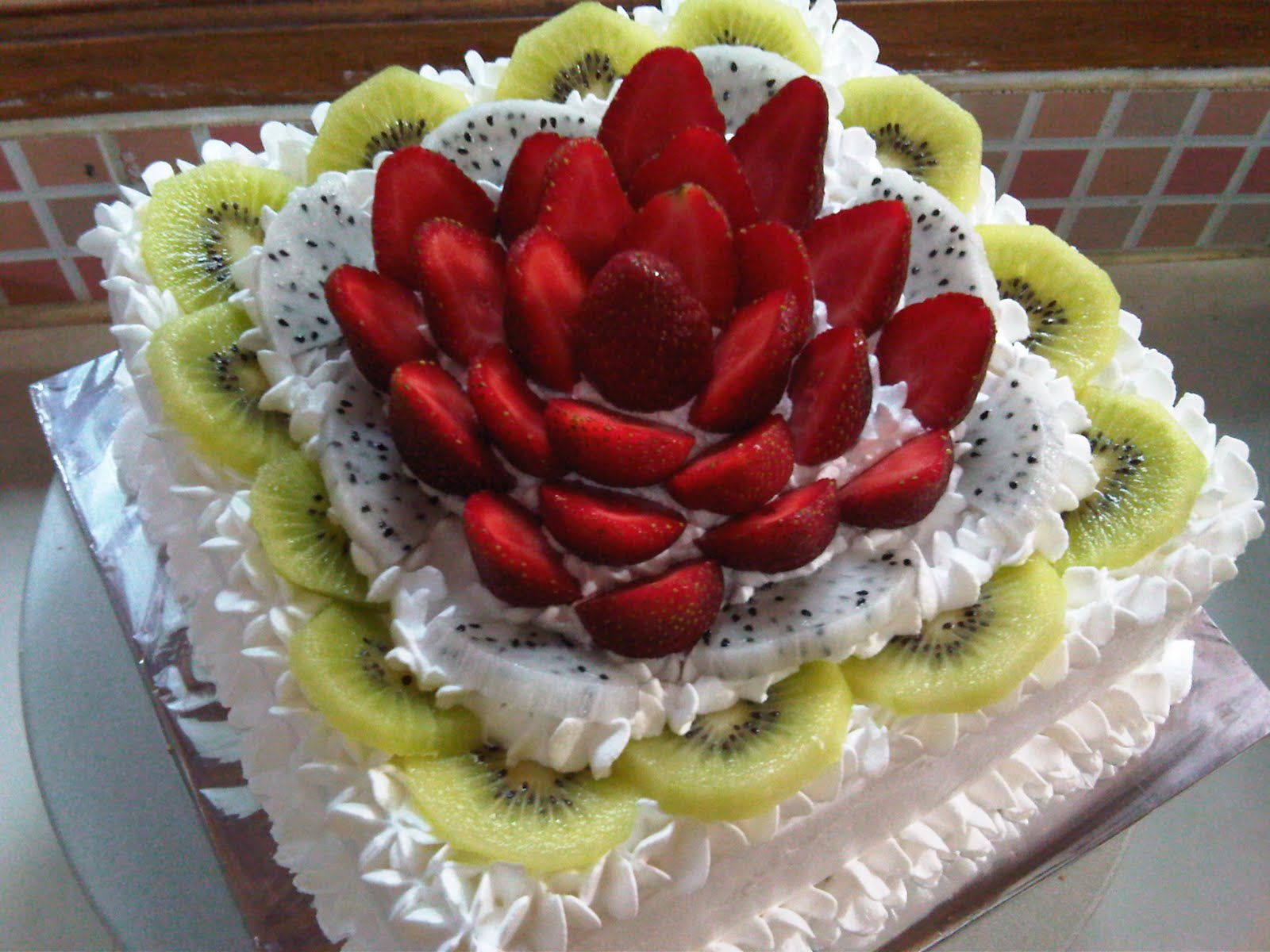 http://3.bp.blogspot.com/_tatV6r7gfXw/SwJmoknA72I/AAAAAAAAAi8/Q1qJ4lp94e0/s1600/Fruits%20Cake%20-%20Strawbery%20Kiwi.jpg