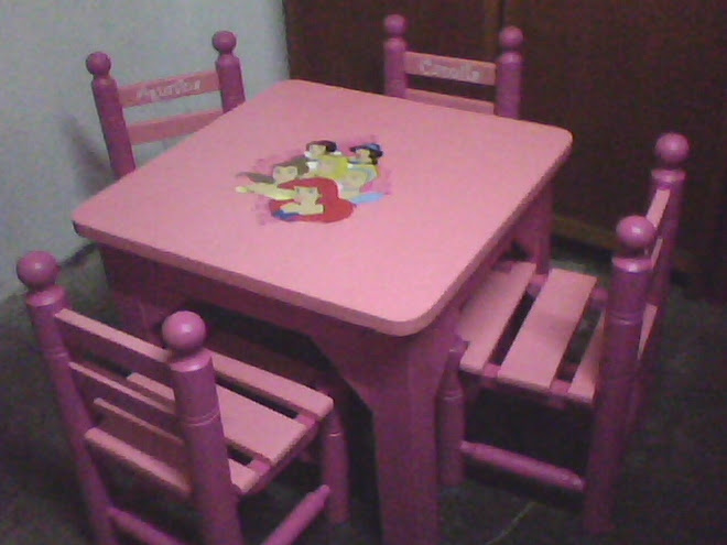 JUEGO DE MESA Y SILLAS DE LAS PRINCESAS DE DISNEY