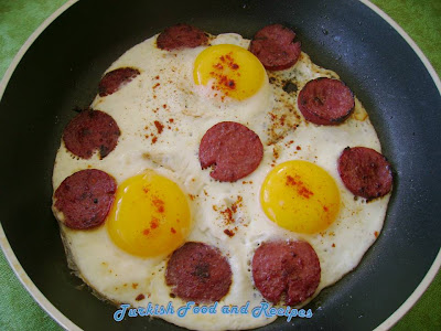 Günaydin ,kahvaltiya buyrun bakalim.... Eggs+with+Sujuk+(Sucuklu+Yumurta)