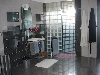 DISEÑO Y ARTE MODERNO INMOBILIARIA: 4 BAÑO PRINCIPALES, 2 DE VISITAS, 2