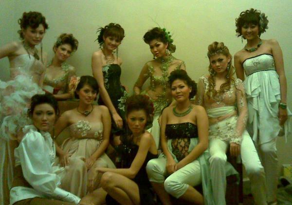 klik pada gambar untuk memperbesar ukuran foto kumpulan foto Tante-Tante Girang Indonesia | Part II A89pyTlL3-4