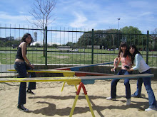 En el sube y baja con Lu y Flor