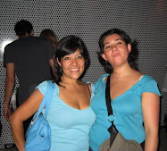 dos lindas chicas en el concierto de