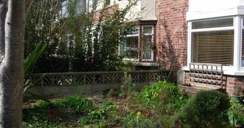 Gwenfar's Garden and other musings: Front garden design complete