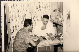 סבא לומד את סודות הצילום