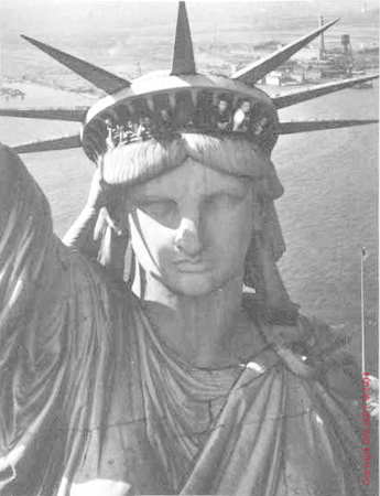 [bourke-white_margaret_1_statue_of_liberty_harbor_1951_L.jpg]