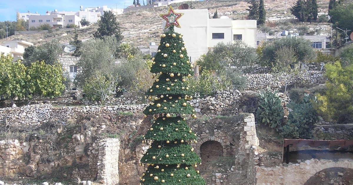 the road to damascus? the biggest christmas tree in the middle east