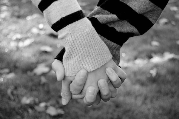 holding hands love photography