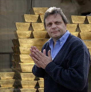 Gustavo Pulti en medio de lingotes de oro