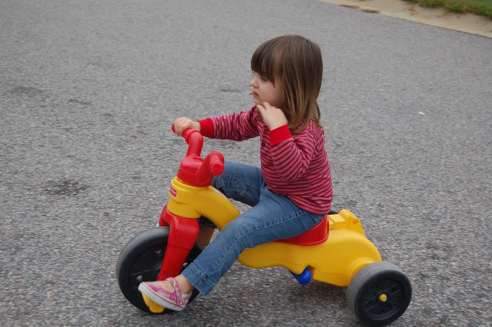 [emma+on+tricycle.jpg]