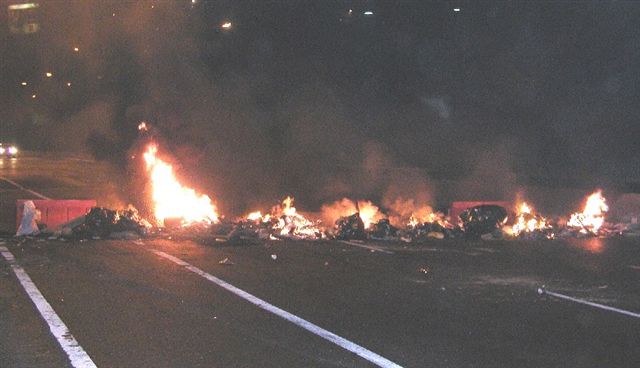 [10-28-2-%20Barricadas%20para%20que%20no%20pase%20nadie.jpg]