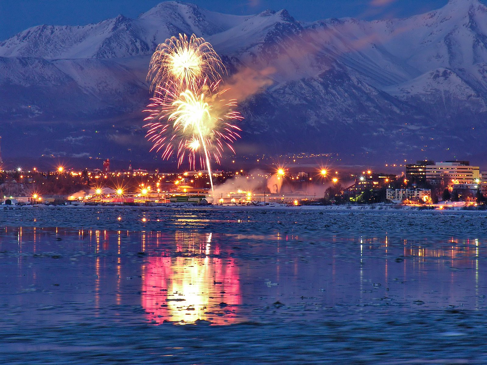 [AnchorageFireWorks2.JPG]