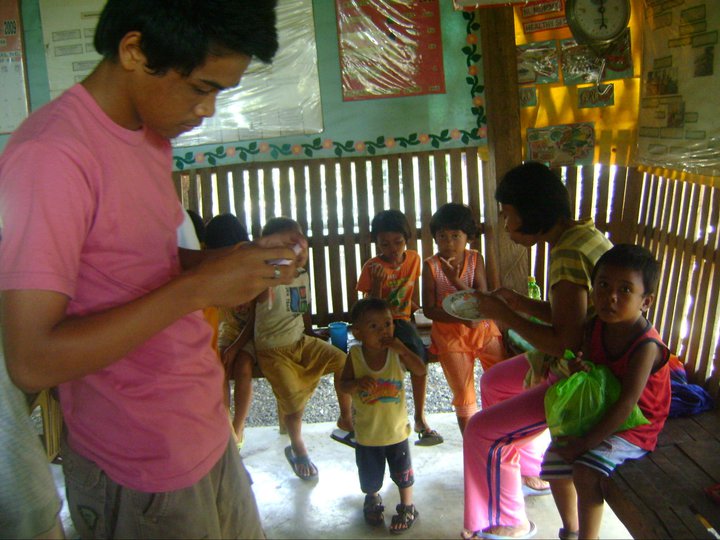 Feeding Program sponsored by YUS Clan and Circle of clans SEP. 26,10