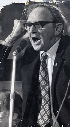 [article-0-06BDC183000005DC-862_233x423.jpg]