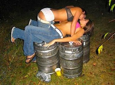 Drunk%2BChicks%2Bon%2BKegs.jpg