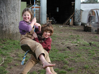 http://3.bp.blogspot.com/_usuCTzh_blI/TUiQNwnp1PI/AAAAAAAACM0/ZbvD1wXRqiU/s320/rope+swing+3.JPG