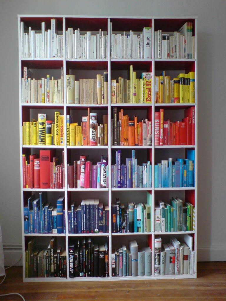 Estanterías de libros ordenados por colores: ¿las amas o las odias?