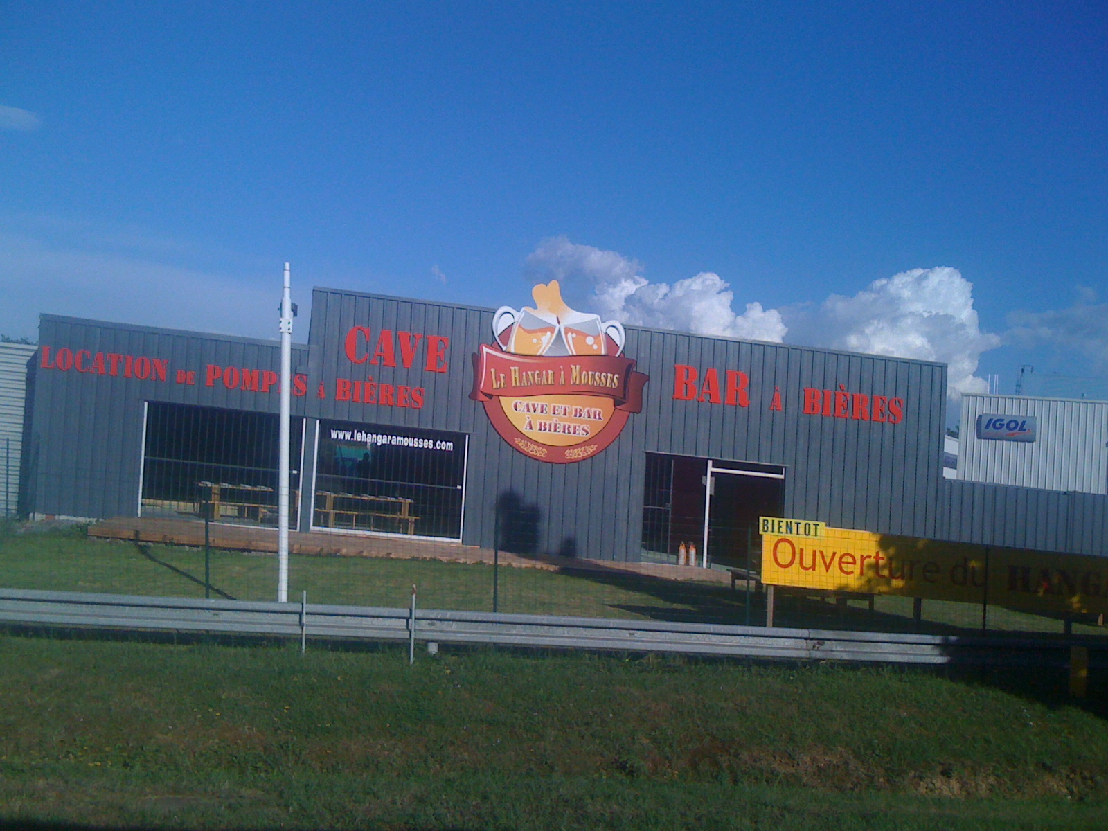 LE HANGAR À MOUSSES La pose des enseignes